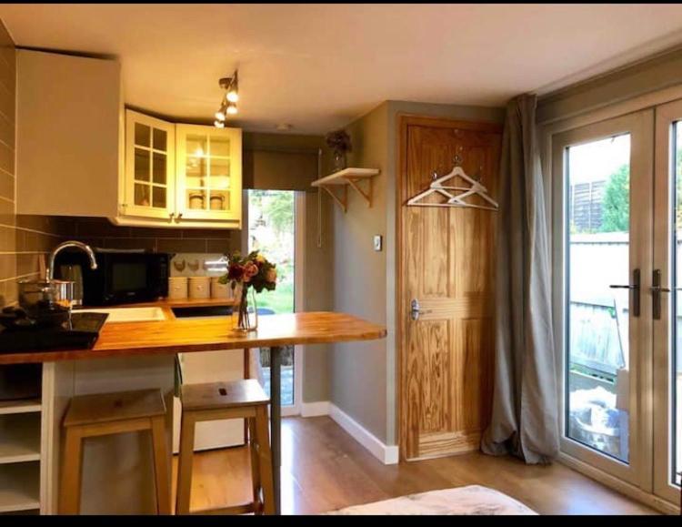 Unique Wooden Lodge With A View! ロンドン エクステリア 写真